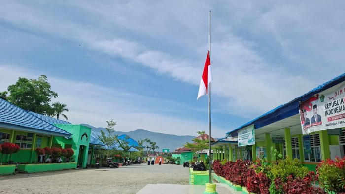 Sebagai Bentuk Penghormatan, MTsN 1 Kerinci Kibarkan Bendera Setengah Tiang atas Wafatnya Wakil Presiden RI ke-6