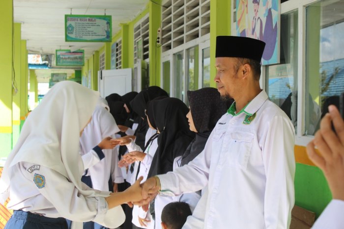 Halal Bihalal Pererat Silaturahmi Siswa dan GTK di MTsN 1 Kerinci
