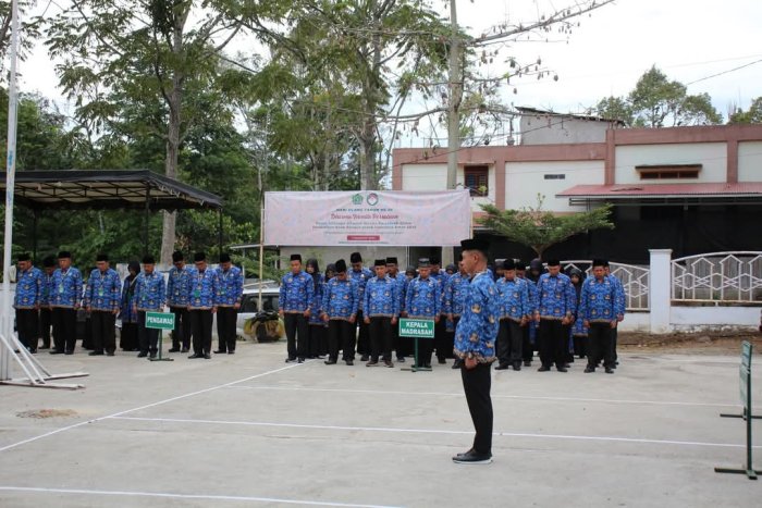 Kepala MTsN 1 Kerinci Ikuti Upacara Hari Pahlawan di Kankemenag Kabupaten Kerinci