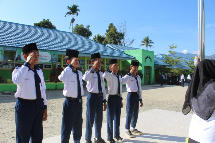 Tegakkan Kedisiplinan, Siswa MTsN 1 Kerinci Diberi Tindakan Setelah Tidak Tertib Saat Upacara