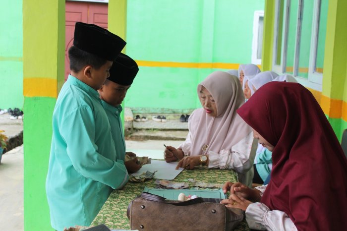 Bersedekah dengan Tulus: Siswa dan PTK MTsN 1 Kerinci Galang Infaq untuk Pembangunan Mushalla Baitul Ilmi Tahap II