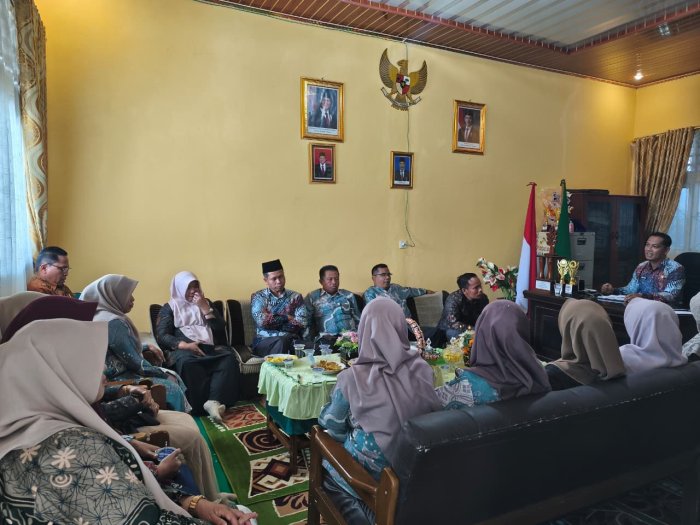 Perkuat Sinergi, Waka dan Wali Kelas MTsN 1 Kerinci Matangkan Program Kerja Bersama Kamad