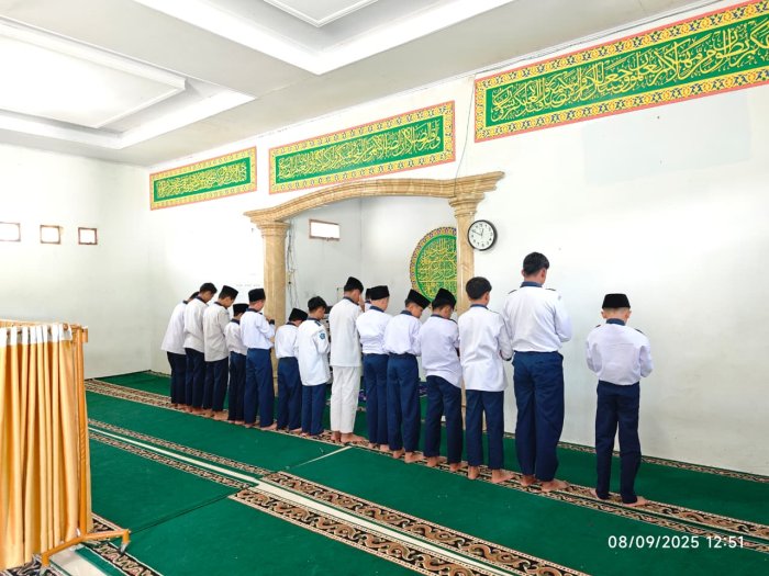 Shalat Dzuhur Berjamaah di Mushalla Baitul Ilmi MTsN 1 Kerinci, Kelas VII D dan VIII A dengan Suasana Khusyuk