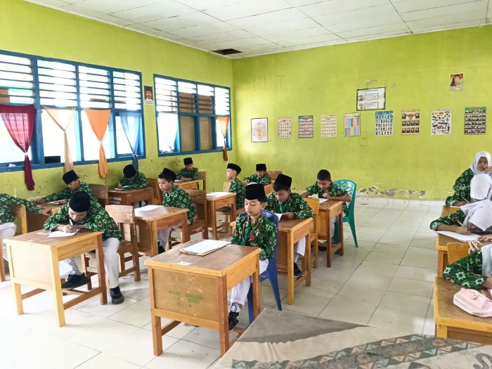 Hari Terakhir Sekolah di Bulan Ramadhan, Keluarga Besar MTsN 1 Kerinci Sambut Idul Fitri Penuh Kebersamaan