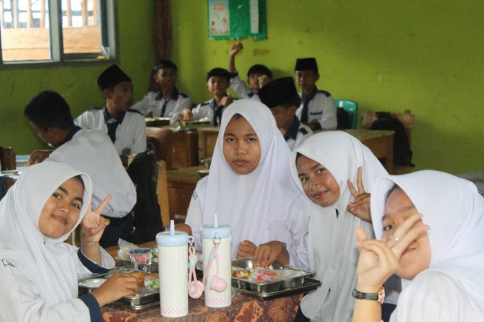 Program MBG di MTsN 1 Kerinci Berjalan Normal, Siswa Antusias Terima Makanan Bergizi