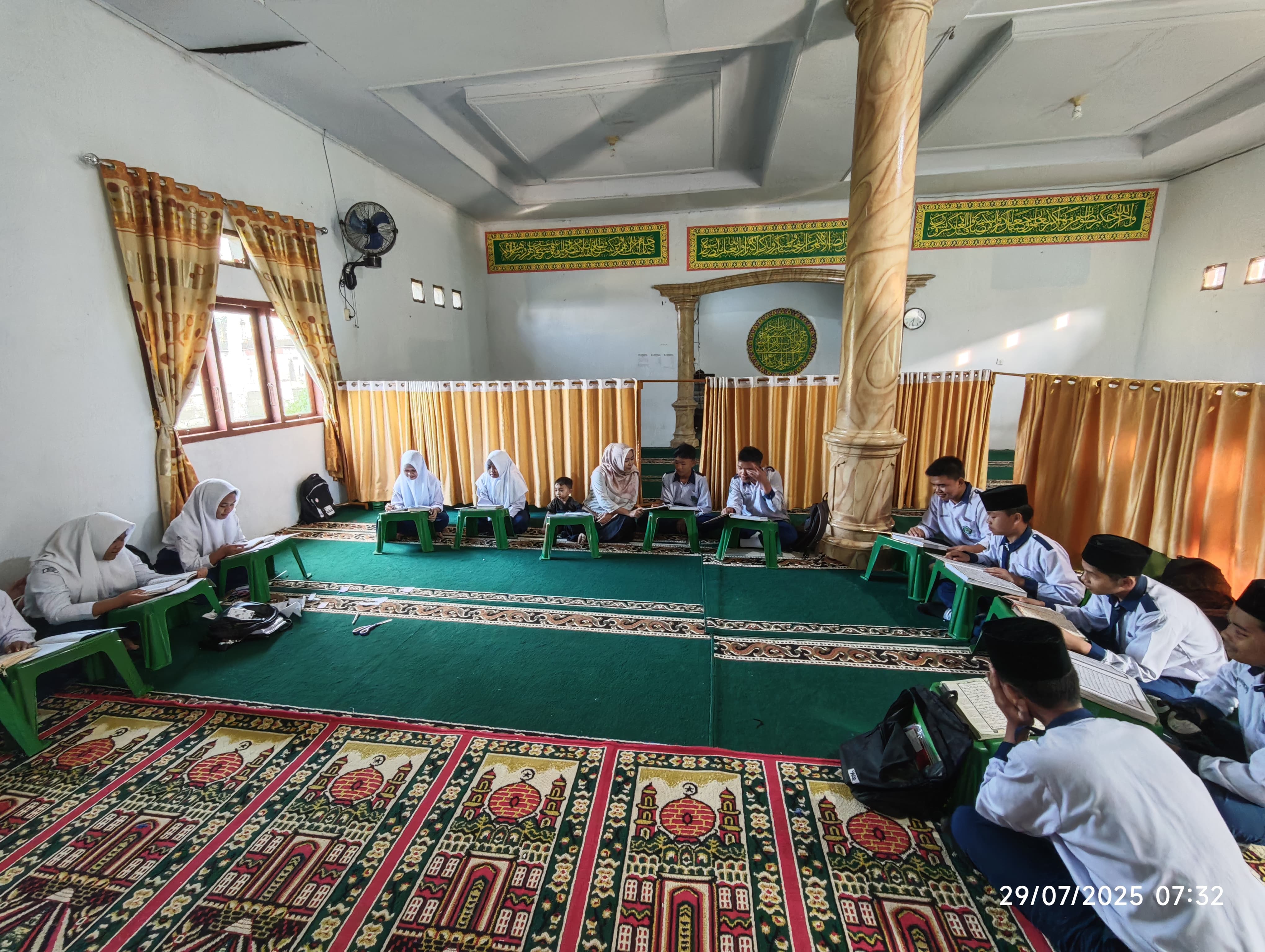 Suara Al-Qur'an Menggema: MTsN 1 Kerinci Gelar Tadarus Pagi Dipimpin Azam Azzuhri