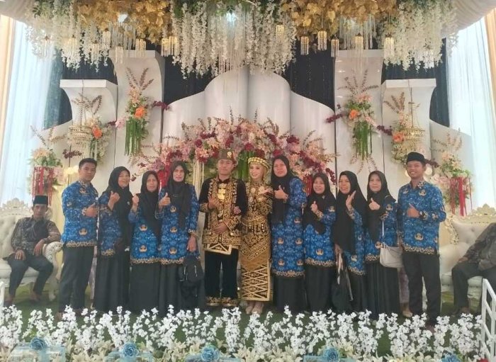 Jalin Silaturahmi, MTsN 1 Kerinci Hadiri Undangan Pernikahan Reval dan Rani di Kemantan Kebalai