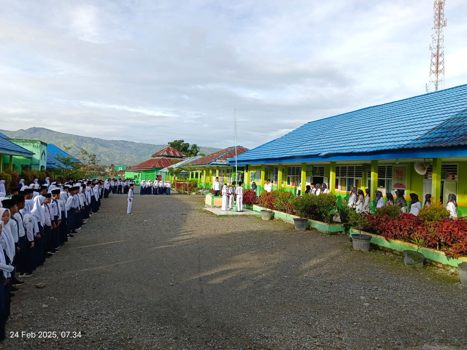 Wakil Kepala Madrasah MTsN 1 Kerinci Tekankan Pentingnya Disiplin dalam Upacara Bendera