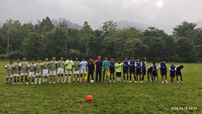 Abadikan Momen Kebersamaan, Pemain Sepak Bola MTsN 1 Kerinci Gelar Foto Bersama