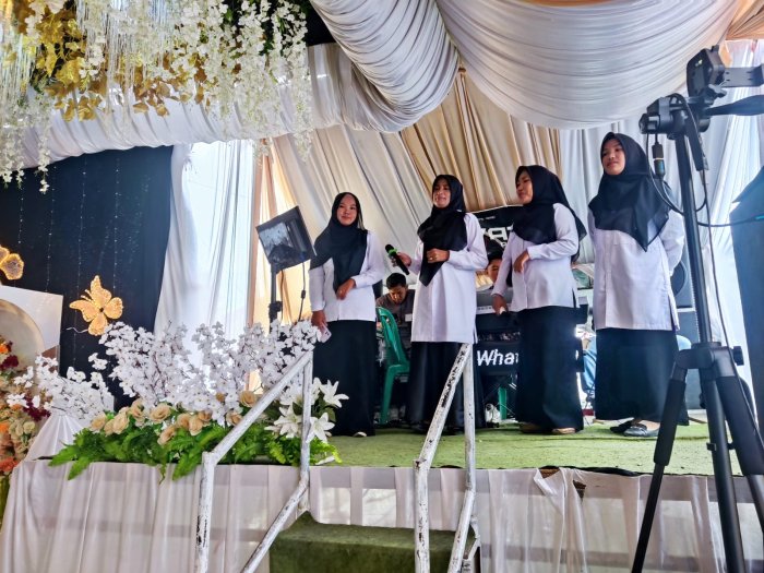 Suasana Penuh Bahagia! Kepala MTsN 1 Kerinci Turut Menyumbangkan suara Emas di Acara Pernikahan Guru MTsN