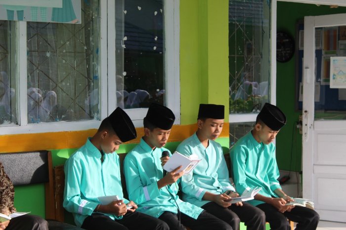 Jumat Berkah: Yasinan Rutin MTsN 1 Kerinci Dipimpin Siswa Kelas IX C
