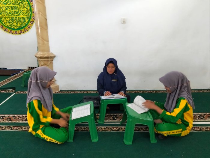 Pembinaan Bacaan Al-Quran: Tahsin Bersama Ibu Rati Metrina, S.Pd di Mushalla Baitul Ilmi