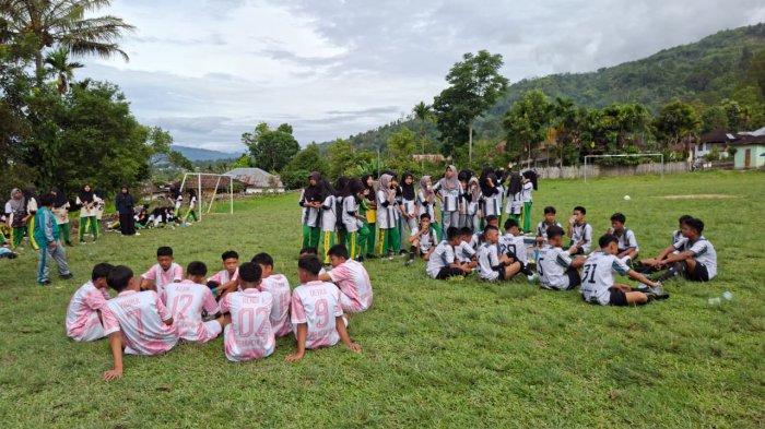 Suporter MTsN 1 Kerinci Tunjukkan Semangat Luar Biasa di Turnamen Sepak Bola Antar Kelas.