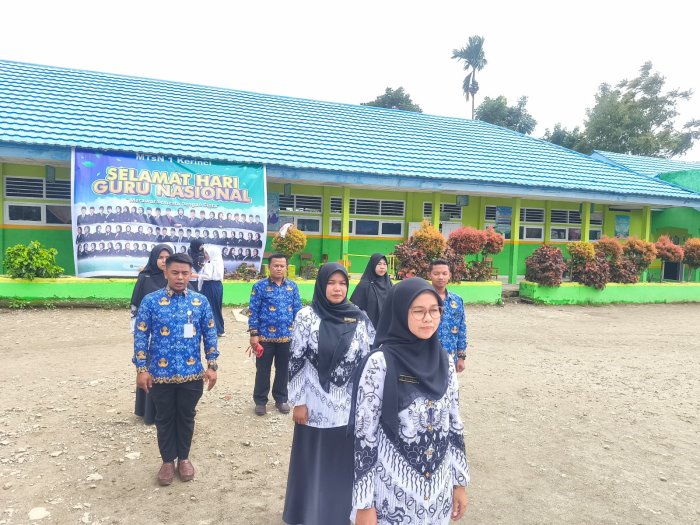 Guru dan Staf Madrasah Mantapkan Persiapan Upacara Hari Guru