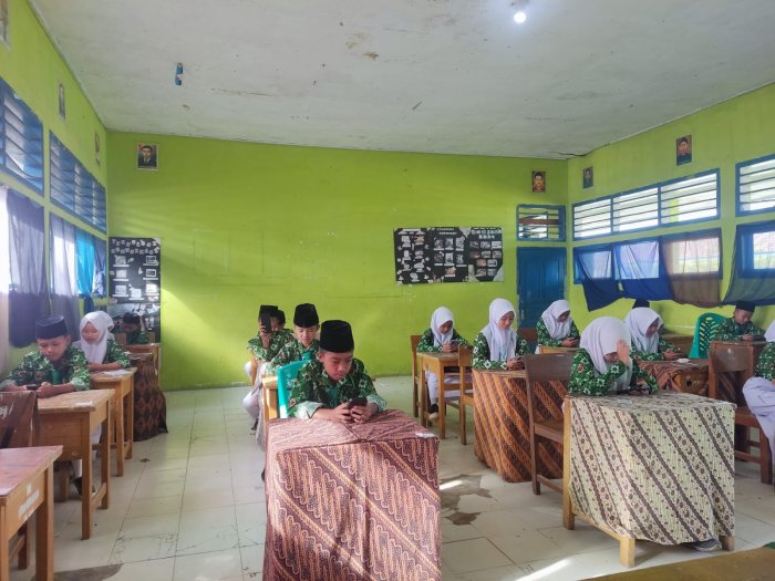 Siswa MTsN 1 Kerinci Tetap Berpakaian Rapi dan Lengkap Saat Mengikuti Ujian