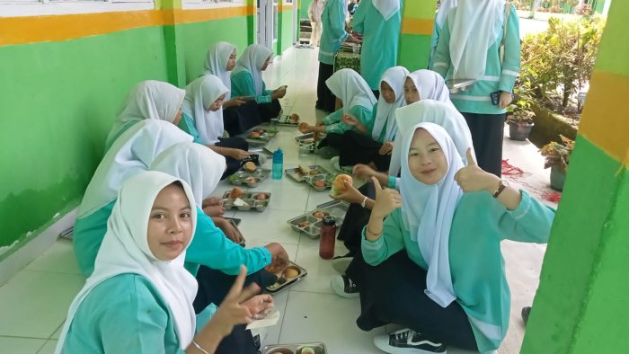 Suasana Ceria Warnai Momen Siswa Siswi MTsN 1 Kerinci Menikmati MBG di Saat Jam Istirahat