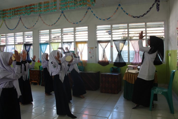 Siswa Dan Siswi VIIB MTsN 1 Kerinci Tampilkan Kekayaan Tari Tradisional di Kelas Seni Budaya