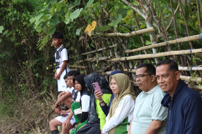 Semarak Class Meeting, Pak Khustian, M.Pd, Turut Mendampingi Laga Sepak Bola Siswa-Siswi