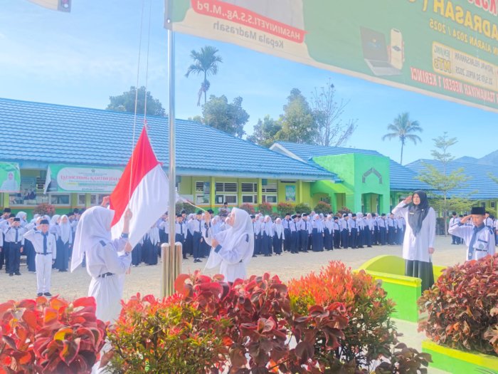 Didampingi Wali Kelas Ibu Siska Tiara, S.Pd, Siswa 7C Jalankan Tugas Upacara dengan Penuh Semangat
