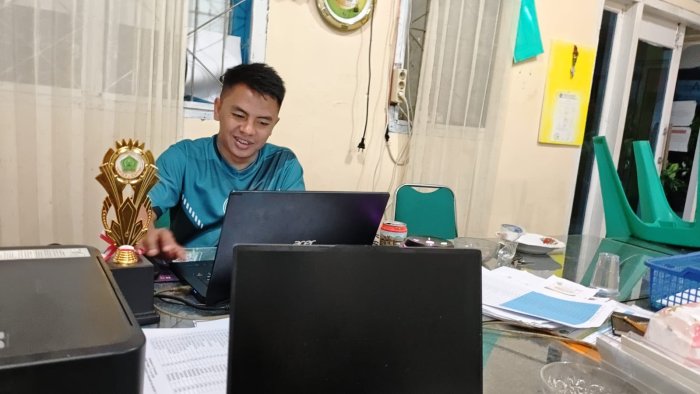 Semangat Tanpa Batas, Tim MTsN 1 Kerinci Lembur Malam Tuntaskan Pembuatan Piagam Penghargaan