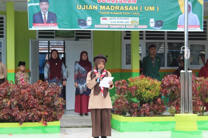 Kultum dari kelas VII D menyampaikan 