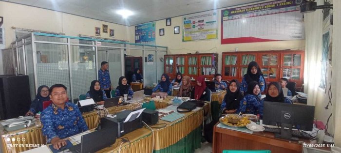 Semarak hari kesadaran nasional, guru dan pegawai MTsN 1 Kerinci kompak mengenakan seragam korpri