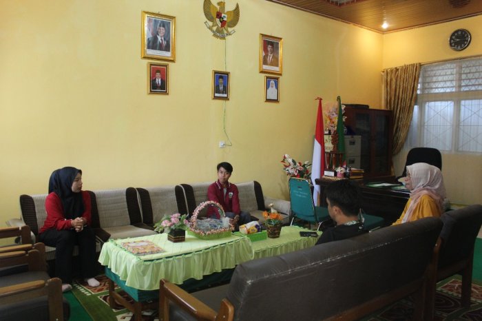 Koordinasi Mahasiswa PLP dan Kepala MTsN 1 Kerinci Bahas Persiapan Pekan Olahraga