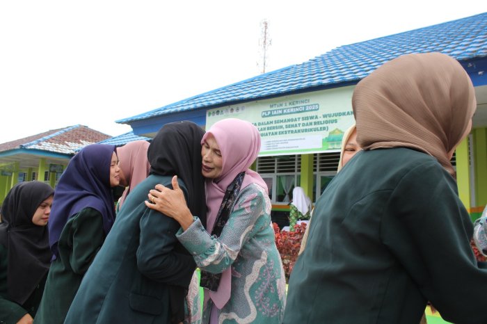 MTsN 1 Kerinci Gelar Acara Pelepasan Mahasiswa PLP IAIN Kerinci dengan Penuh Haru dan Kekeluargaan