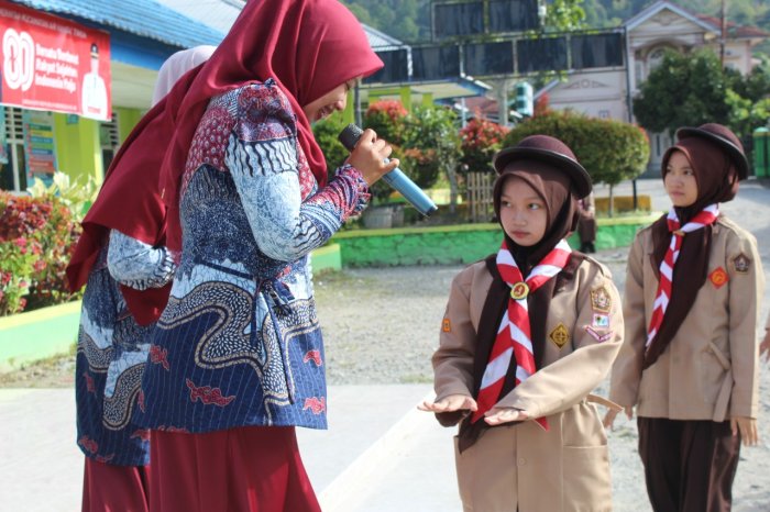 Kuku Panjang? Siap-Siap Dapat Teguran dari Guru Piket MTsN 1 Kerinci!