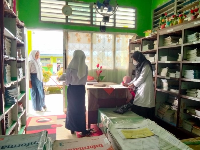 Siswa Tetap Semangat Meminjam Buku Paket di Bulan Ramadhan.