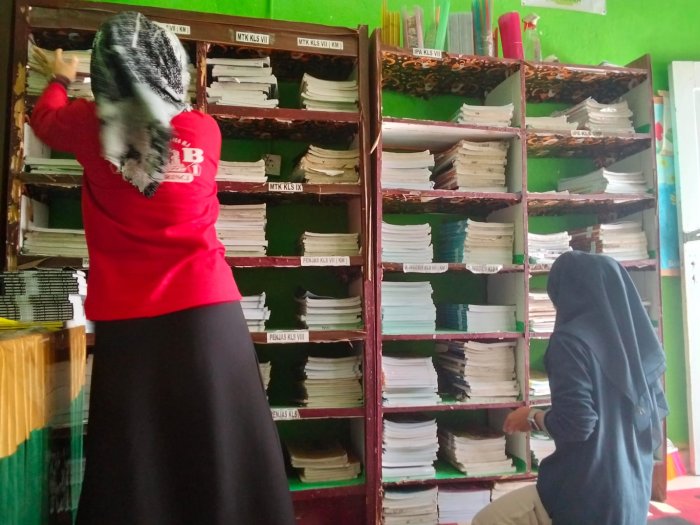 Pengelola Perpustakaan MTsN 1 Kerinci Lakukan Penataan Ulang Ruang Baca demi Tingkatkan Kenyamanan Pengunjung.