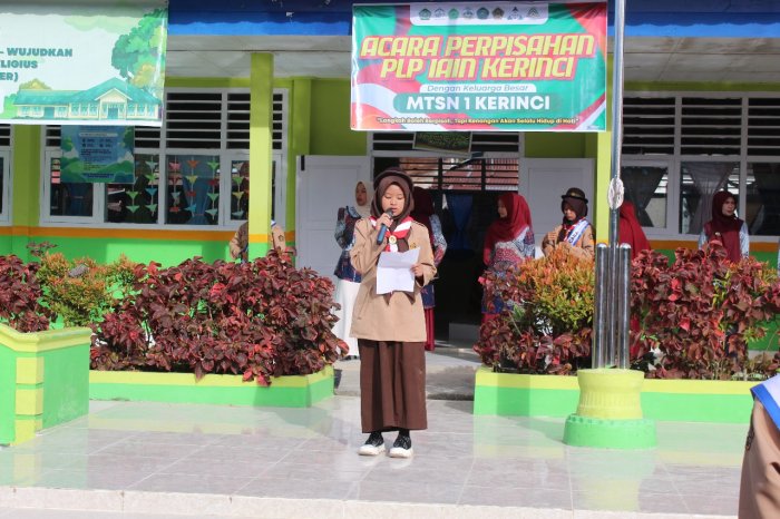 Kultum Inspiratif dari Kelas 7D oleh Aqila Warnai Apel Kamis Pagi MTsN 1 Kerinci