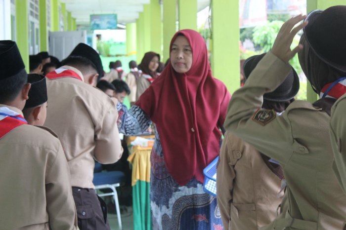 Rutinitas Pagi Penuh Makna: Adab Siswa MTsN 1 Kerinci Sebelum Mengawali Pembelajaran