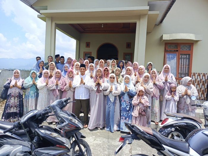 Kebersamaan Idulfitri, Keluarga Besar MTsN 1 Kerinci Hadiri Halal Bihalal di Rumah Kepala Madrasah
