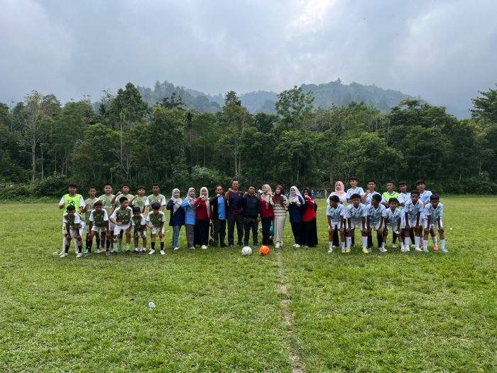 Sorak Sorai Menggema, Lomba Sepak Bola Class Meeting Berlangsung Meriah dan Penuh Semangat Sorak Sorai Menggema, Lomba Sepak Bola Class Meeting Berlangsung Meriah dan Penuh Semangat