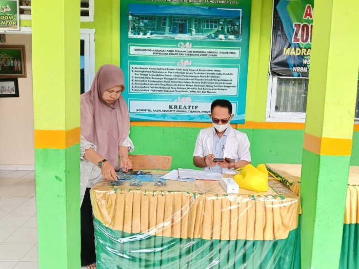 Pembinaan Kesehatan di Sekolah, drg. Anton Mahendra Berikan Edukasi dan Tablet Tambah Darah kepada Siswa MTsN 1 Kerinci.