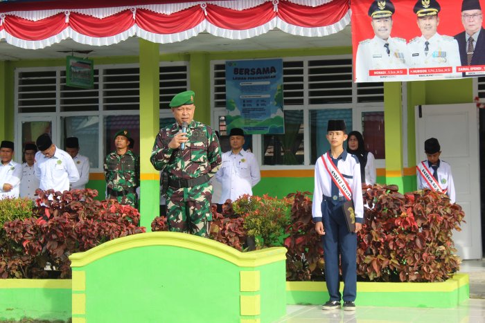 Upacara Senin di MTsN 1 Kerinci Berlangsung Khidmat Bersama Danramil dan Anggota TNI Koramil 417-3/AH