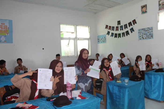 Setengah Semester Berlalu!  Siswa MTsN 1 Kerinci  Terima Rapor Sumatif!