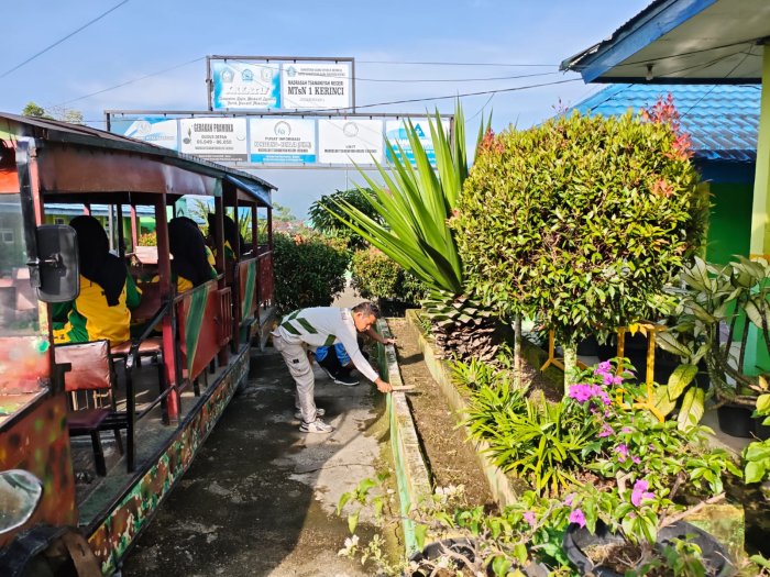 Ciptakan Lingkungan Lebih Indah, Keluarga Besar MTsN 1 Kerinci Laksanakan Pembersihan untuk Persiapan Pengecatan