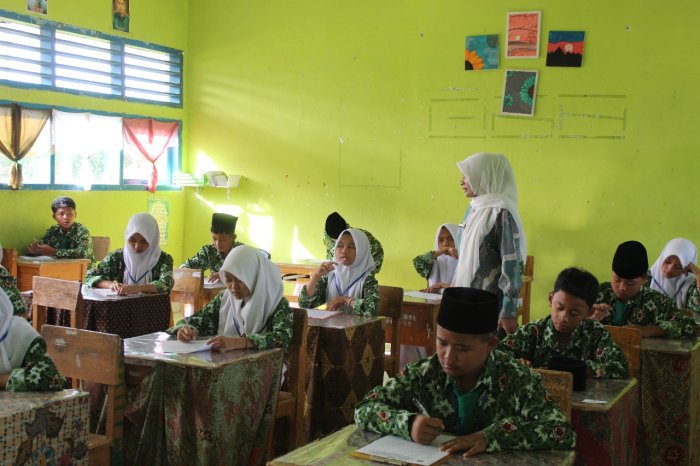 Kepala Madrasah Pantau Langsung Pelaksanaan Sumatif Hari Ketiga di MTsN 1 Kerinci