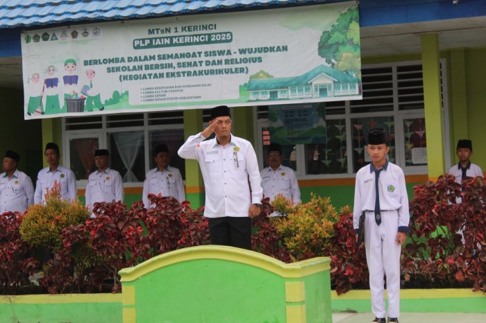 Khidmat dan Disiplin, Upacara Bendera Hari Senin di MTsN 1 Kerinci Berlangsung Sukses