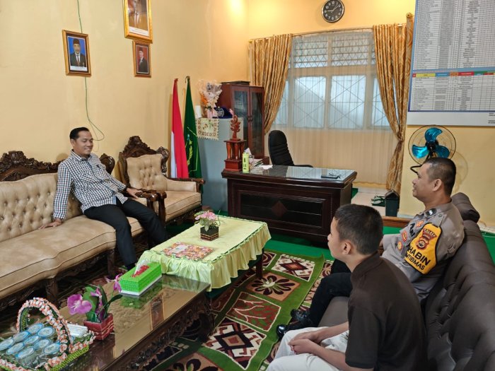Kunjungan Babinsa dan Bhabinkamtibmas Pererat Sinergi dengan MTsN 1 Kerinci Kunjungan Babinsa dan Bhabinkamtibmas Pererat Sinergi dengan MTsN 1 Kerinci