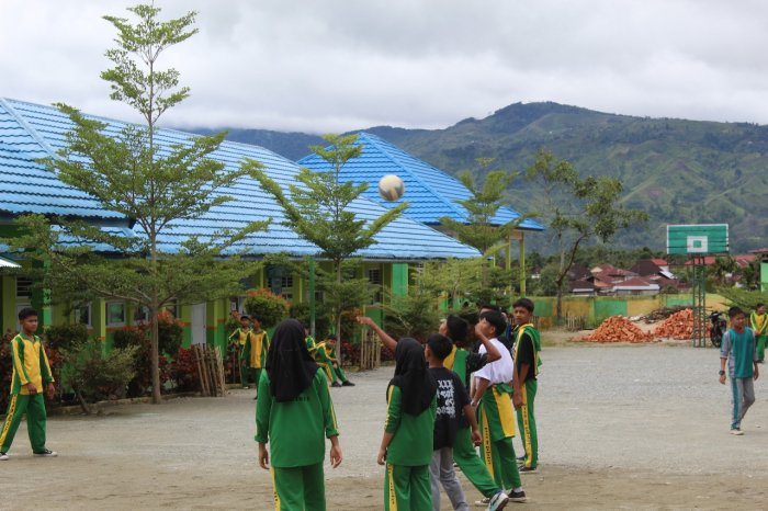 Istirahat Tetap Produktif: Siswa MTsN 1 Kerinci Seru-Seruan Bermain Voli di Lapangan Madrasah