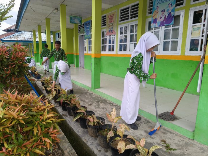 Siswa Kelas 9D MTsN 1 Kerinci Laksanakan Kegiatan Piket Kelas dengan Penuh Tanggung Jawab