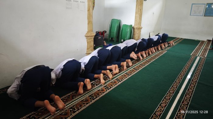 Shalat Zuhur Berjamaah: Langkah Kecil Menuju Siswa yang Berkarakter Besar kelas 9 A dan 7 E