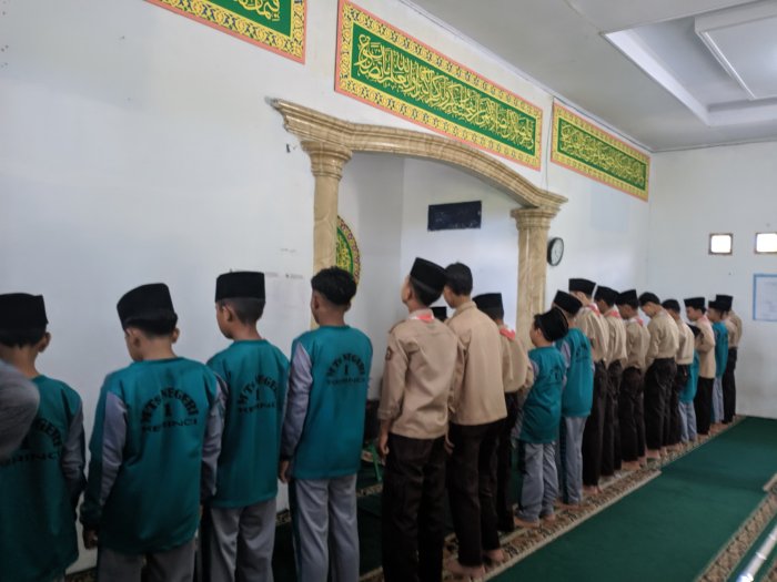 Kolaborasi Siswa 8C dan 7B Wujudkan Sholat Zuhur Berjamaah di MTsN 1 Kerinci