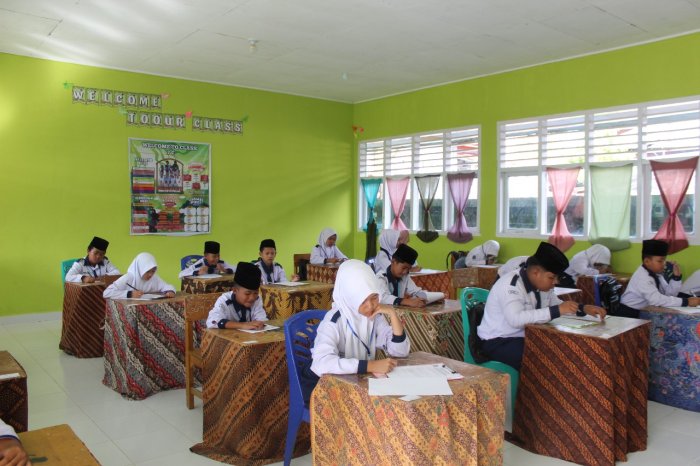 Beginilah Potret Siswa MTsN 1 Kerinci Saat Hadapi Ujian, Fokusnya Luar Biasa!