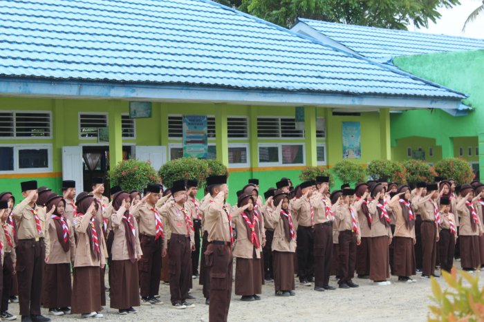 Barisan Pramuka MTsN 1 Kerinci Tampilkan Kerapian dan Disiplin Saat Apel