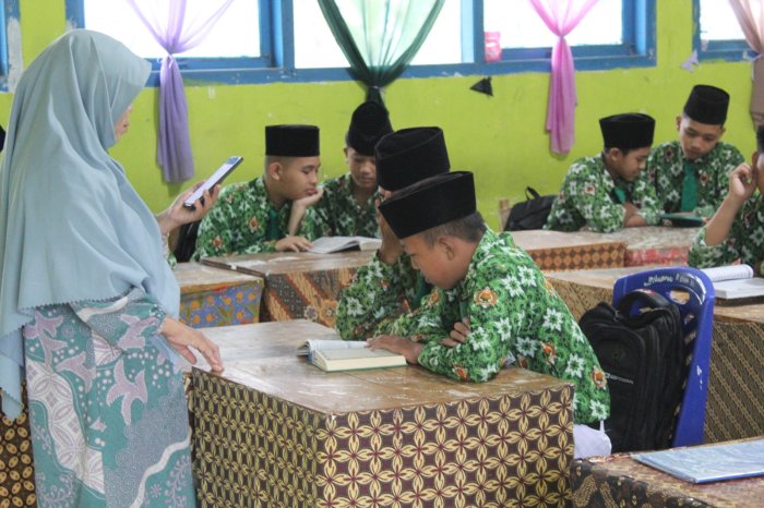 Saat Al-Quran Menggema di Kelas, Beginilah Pagi Rabu di MTsN 1 Kerinci