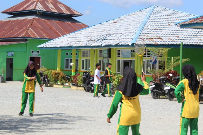 Serunya Jam Istirahat: Siswa MTsN 1 Kerinci Asyik Bermain Badminton